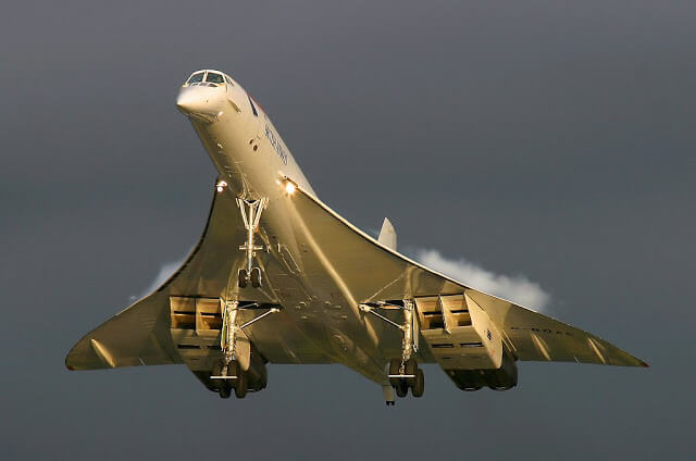 Aérospatiale-BAC_Concorde_taking_off_evening